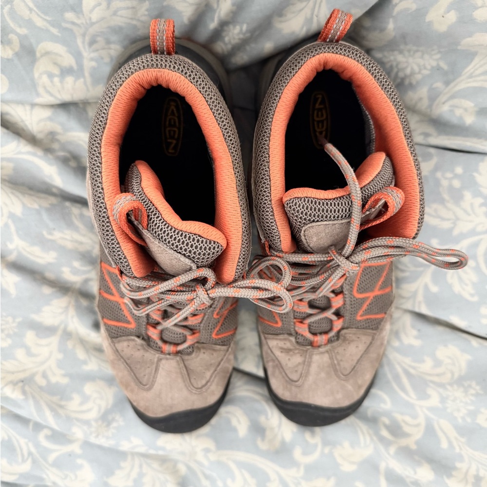 Keen Women’s size 10. Brown and Orange Hiking Shoes